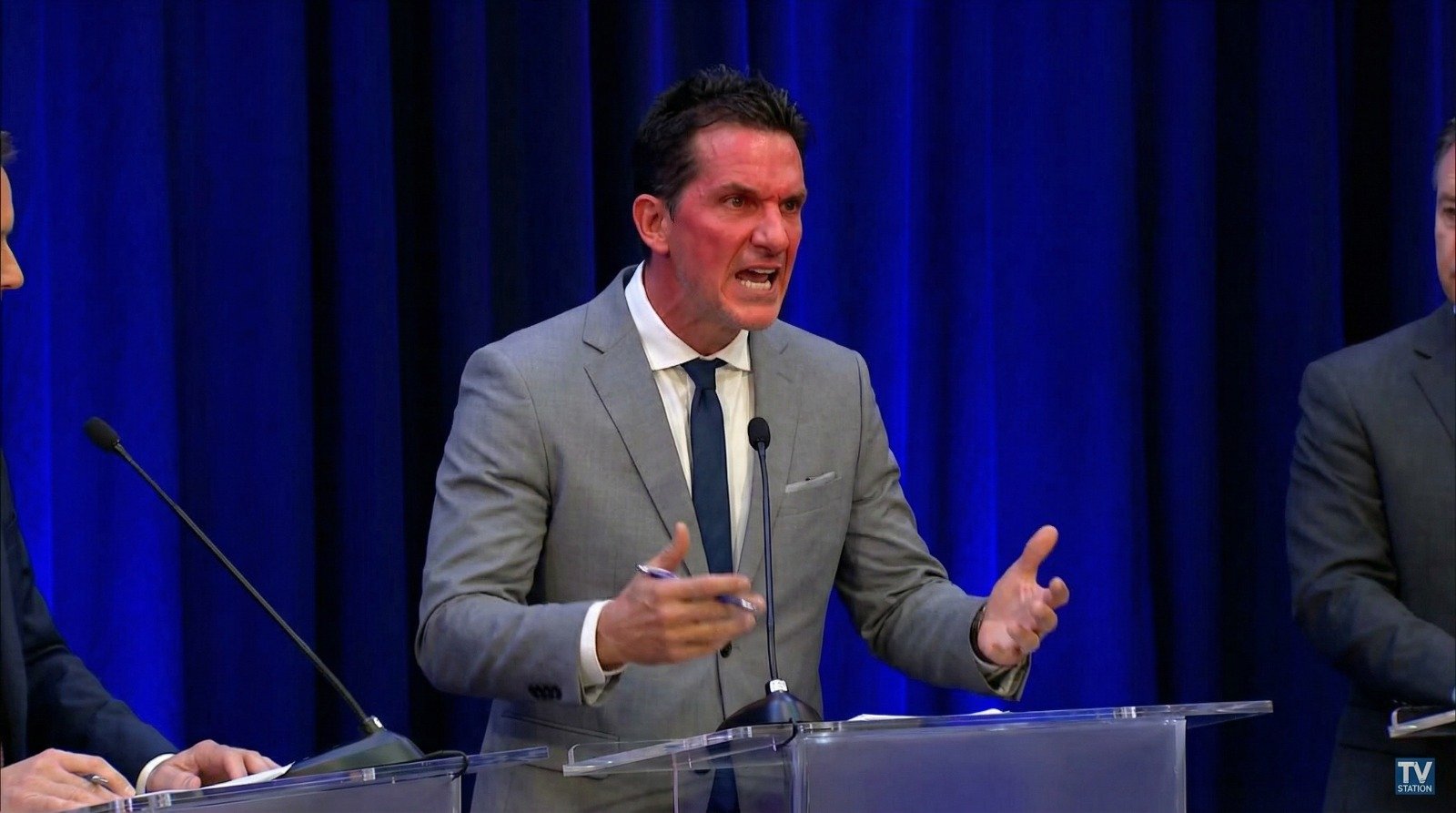 ¡Se le salió el “Chucky”! Aguilar pierde los estribos y GRITA COMO LOCA, digo, ¡como loco!